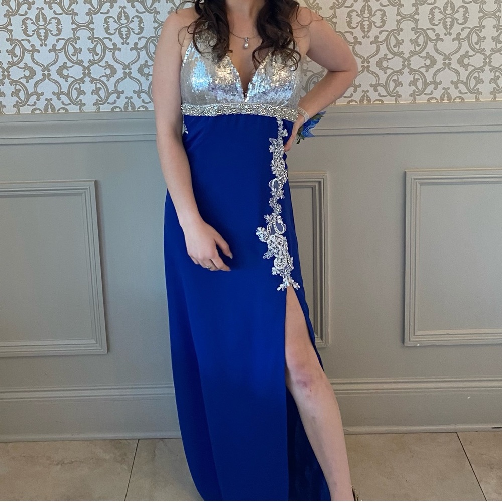 Beautiful Prom Dress 👗 worn once to perform party. New condition.